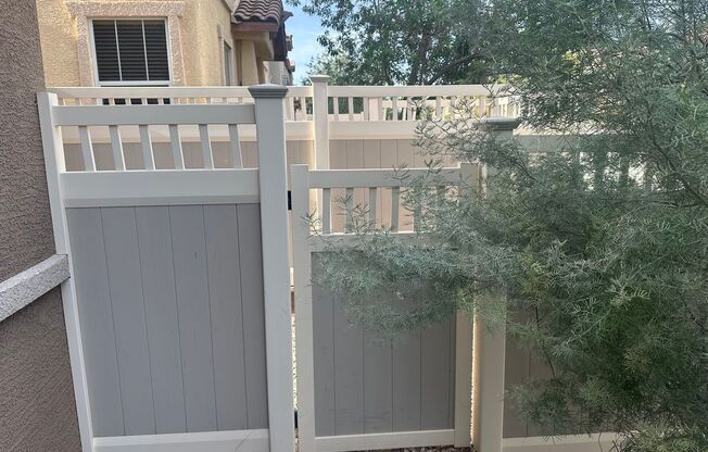 Henderson!!! Community: Cadence!! 4 Bedrooms!!! Bed & Full bath downstairs!! Loft/computer area upstairs!! Jack N Jill Bath!! Playground!!