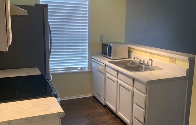 Now Available - 1-Bedroom Condo Near Medical Center with Gated Access & Covered Parking