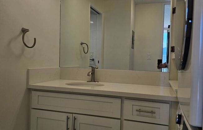 1 bed, 1 bath, $2,700, Unit UNIT 2002