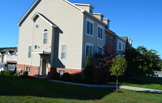 Gorgeous End Unit Townhouse in Bluestone Hills