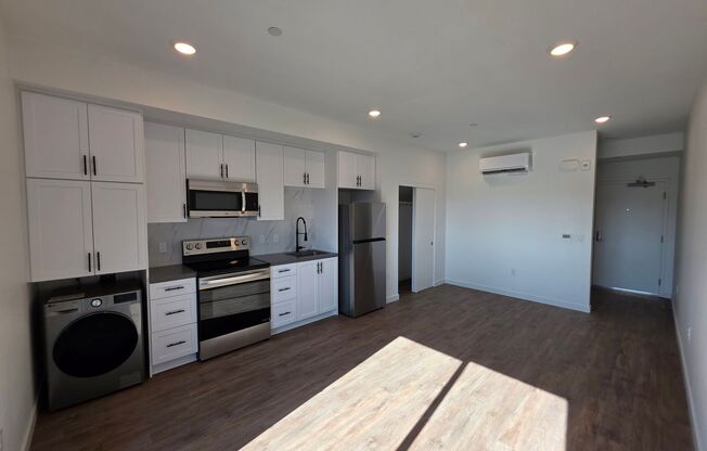 Studio, 1 bath, 327 sqft, $1,855, Unit 405