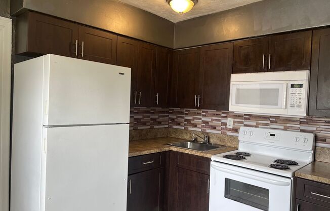 2 beds, 1 bath, 810 sqft, $1,900