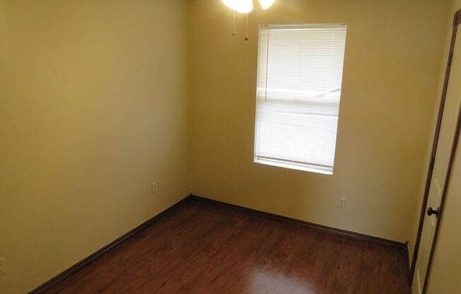 1 bed, 1 bath, $700, Unit 1604 NW Lindy Unit 3