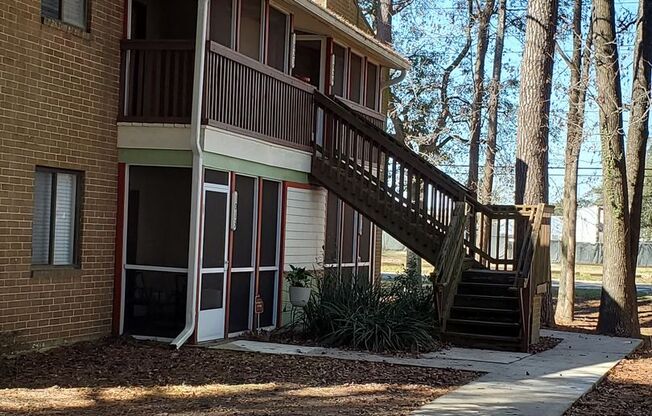 2/1 Condo with screened porch and community pool