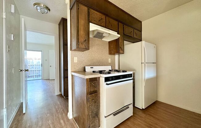 1 bed, 1 bath, 406 sqft, $650, Unit APT B