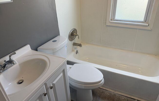 2 bedroom home - Ferguson - Remodeled -1st floor laundry