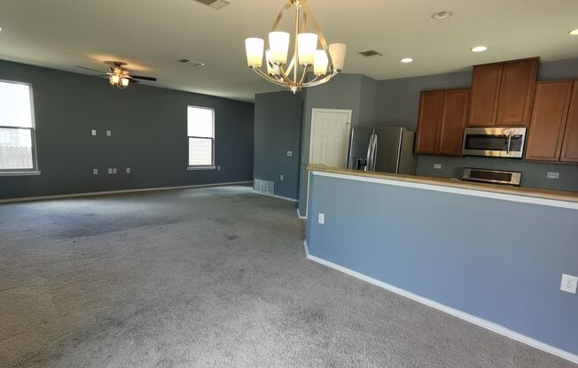 Northeast Crossing beauty 3 Bedroom 2 Bath Ready Now