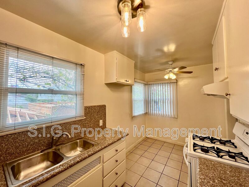 627 1/2 W GLENOAKS BLVD