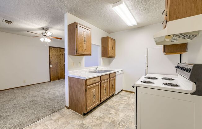 1 bed, 1 bath, 750 sqft, $750, Unit 5140 S 48th #15