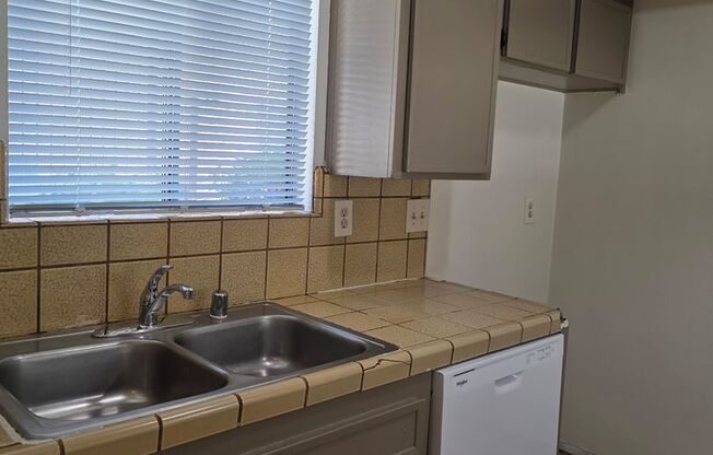 1046p -170- 4300 Isla Verde St. -RB/JP