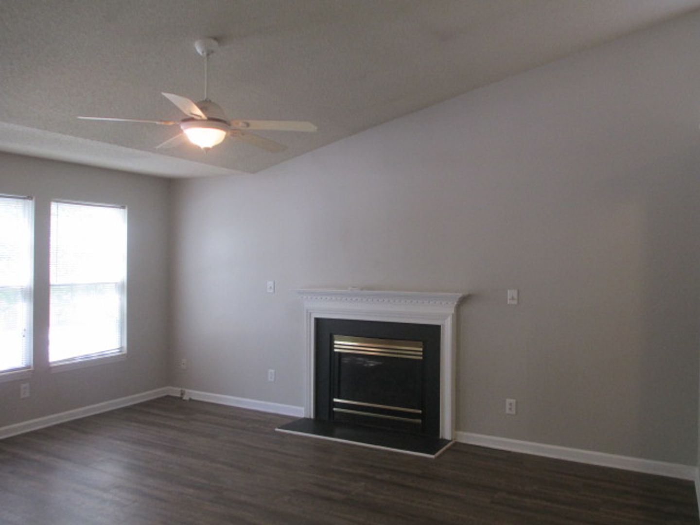 Wonderful 3 bedroom, 2 bathroom, home with fenced in yard! Available December 21, 2025!