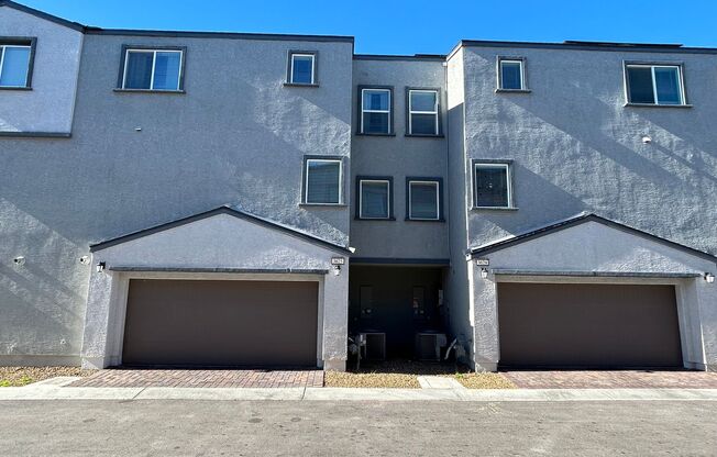 3-Story Townhome 4 Bedrooms 4 Bathrooms!