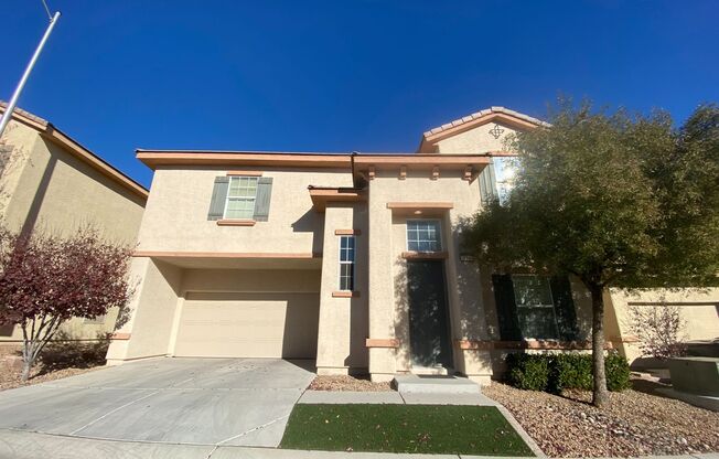BEAUTIFUL HOME WITH 4BD 2.5 BA. HARDWOOD FLOORS. GREAT LOCATION NEAR LAS VEGAS PREMIUM OUTLETS AND TOWN SQUARE, 5 MINUTES AWAY FROM I-15 FREEWAY, 2 MINUTES AWAY FROM 215 FREEWAY.