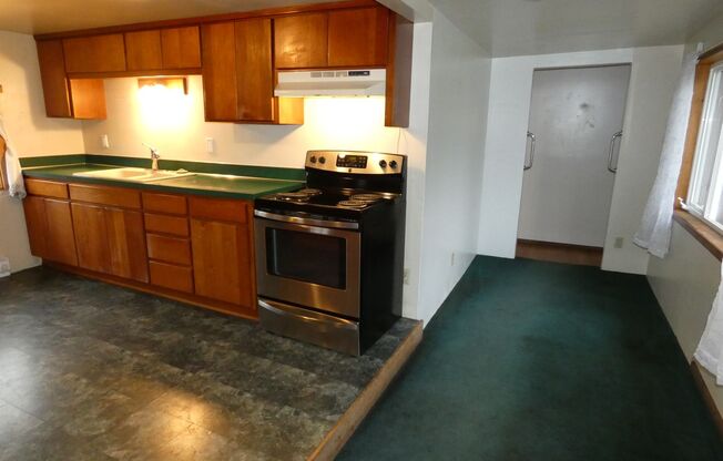 2 beds, 1 bath, $1,600