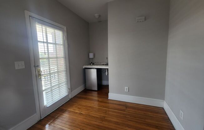 2 beds, 1 bath, $1,900, Unit APARTMENT B