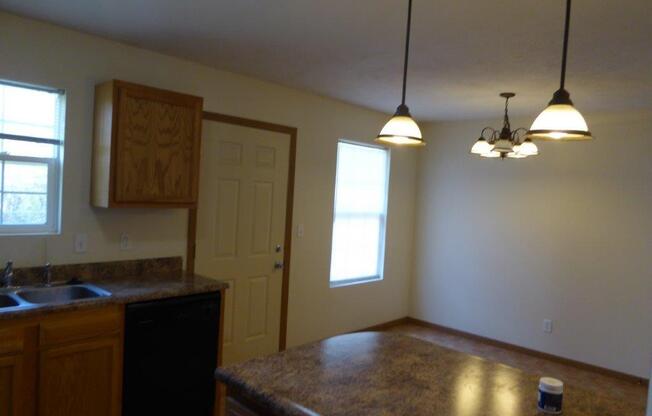 3 beds, 2 baths, $1,400