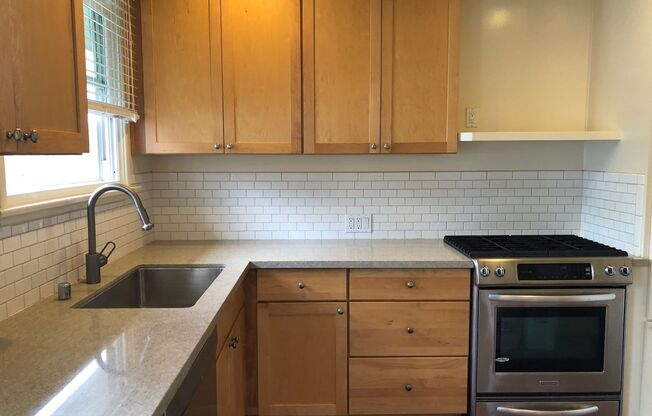 2 beds, 1 bath, $2,850, Unit 5337 El Jardin