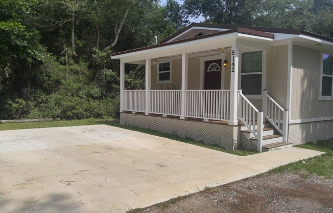 Totally renovated 1BR/1BA cottage, minutes to I10, NAS and beaches