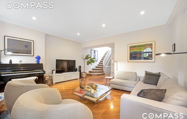 152 E 74 ST