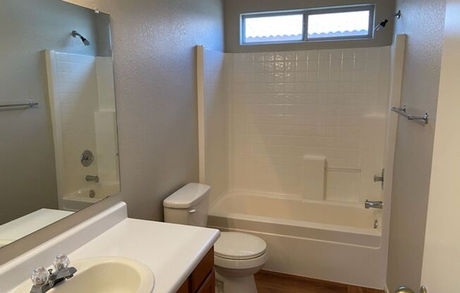 Cute and comfy North Phoenix (33rd Ave & Deer Valley)  3 bedroom 2 bath home!