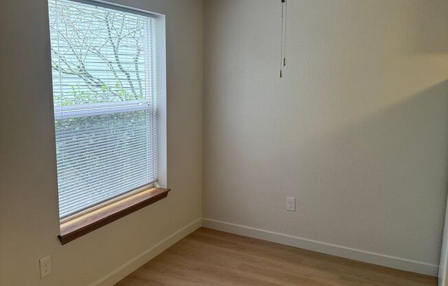 Updated 1 Bedroom Apartment - New Cabinets, Counter tops & Flooring! $99 Deposit Move in Special