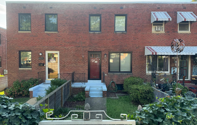 Charming 2-Bedroom, 2-Bathroom Home with Spacious Yard Near Old Town Alexandria