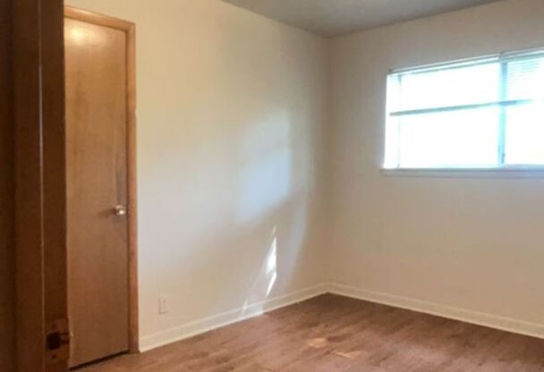 2 beds, 1 bath, 950 sqft, $1,085, Unit F18 Manor