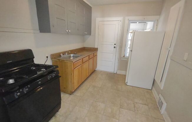 2 beds, 1 bath, 560 sqft, $875, Unit Unit #3