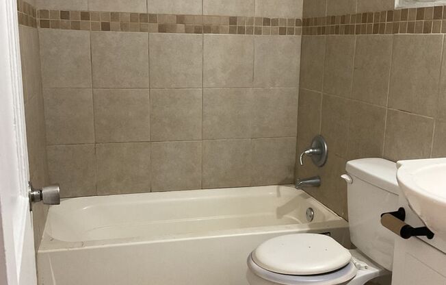 2 beds, 1 bath, $1,130