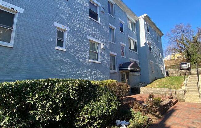 Cozy 2 BR/1 BA Apartment in Congress Heights!