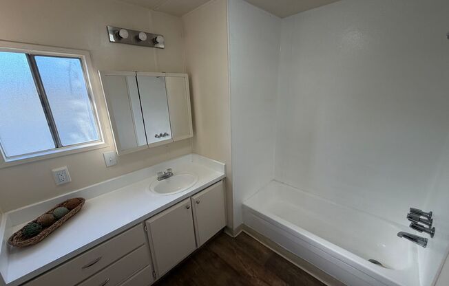 2 beds, 2 baths, 800 sqft, $3,350, Unit 112