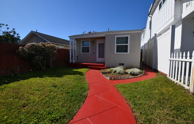 1Bd/1Ba Home, large back yard. 1 Car garage.