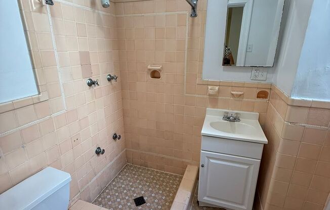 Studio, 1 bath, 294 sqft, $1,230, Unit New King Edward  5A4