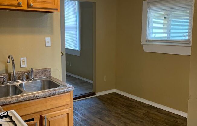 2 beds, 1 bath, 700 sqft, $1,075