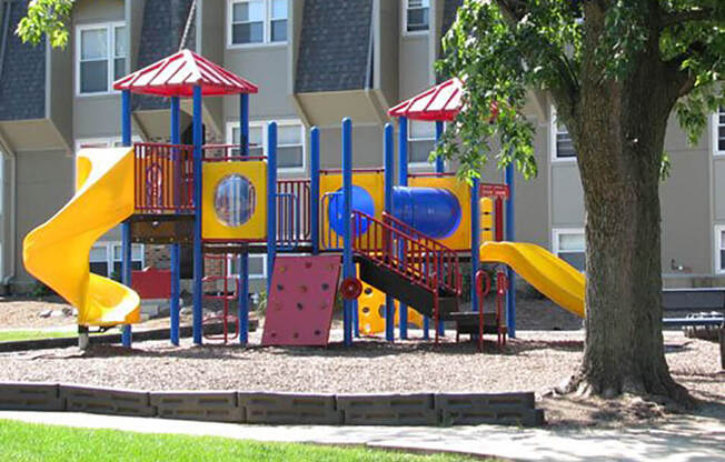 apartments in Bloomington, IL with playgrounds