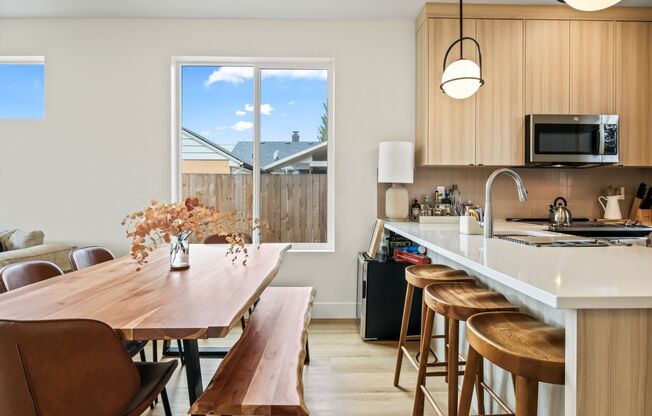 6417 N Greeley Ave #4