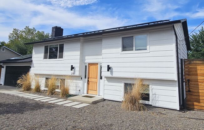 South East Boise Location - Minutes to Micron and Downtown - 4 Bed 2 Bath Available 8/10