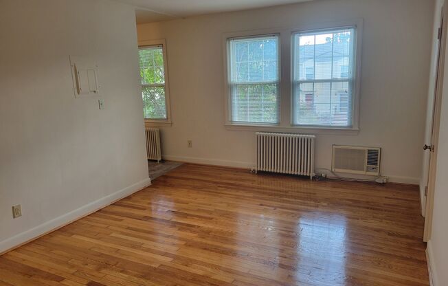 Renovated One Bedroom Garden Apartments Less Than a Mile to Clarendon Metro!