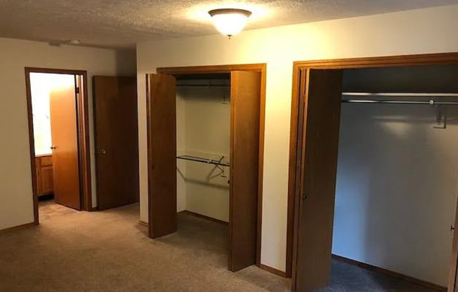 Beautiful & Spacious 2 Bed / 2 Bath Condo Near MSU – Top-Floor with Garage!