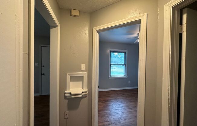 3 beds, 1 bath, $925