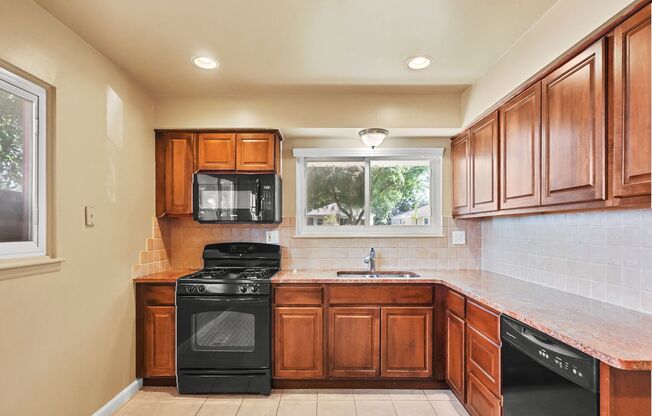 BEAUTIFUL 3 BED 1.5 BATH HOME  IN OAK PARK MI