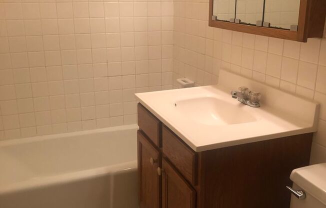 1 bed, 1 bath, $1,000, Unit 102