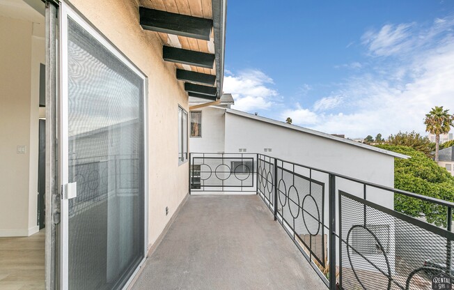 2637 S CENTINELA AVE