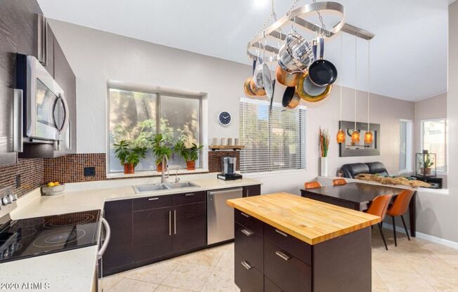 Grayhawk. Single story, 3 bed, pool, solar panels, Pool and Landscaping service included