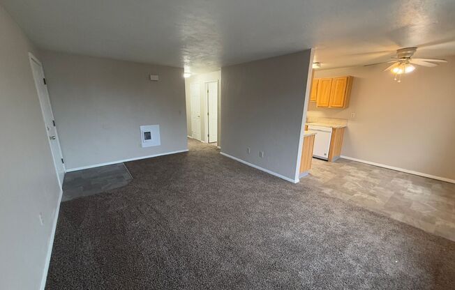 2 beds, 1 bath, 756 sqft, $1,225, Unit 32