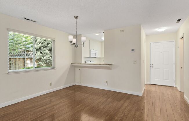 Beautiful 2-Bedroom 2.5Bathroom Mountain View Townhome
