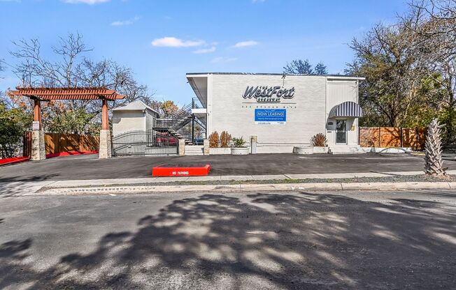 1 bed, 1 bath, 694 sqft, $1,075, Unit 226