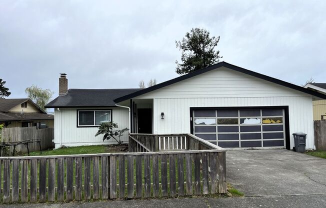 Fully Remodeled Open Floor Plan 3/2 Arcata Home!