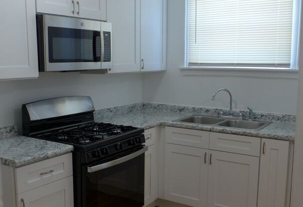 2 beds, 1 bath, $1,595, Unit 2048 Kostner - 3A