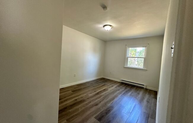 2 beds, 1 bath, 1,600 sqft, $1,850, Unit 11